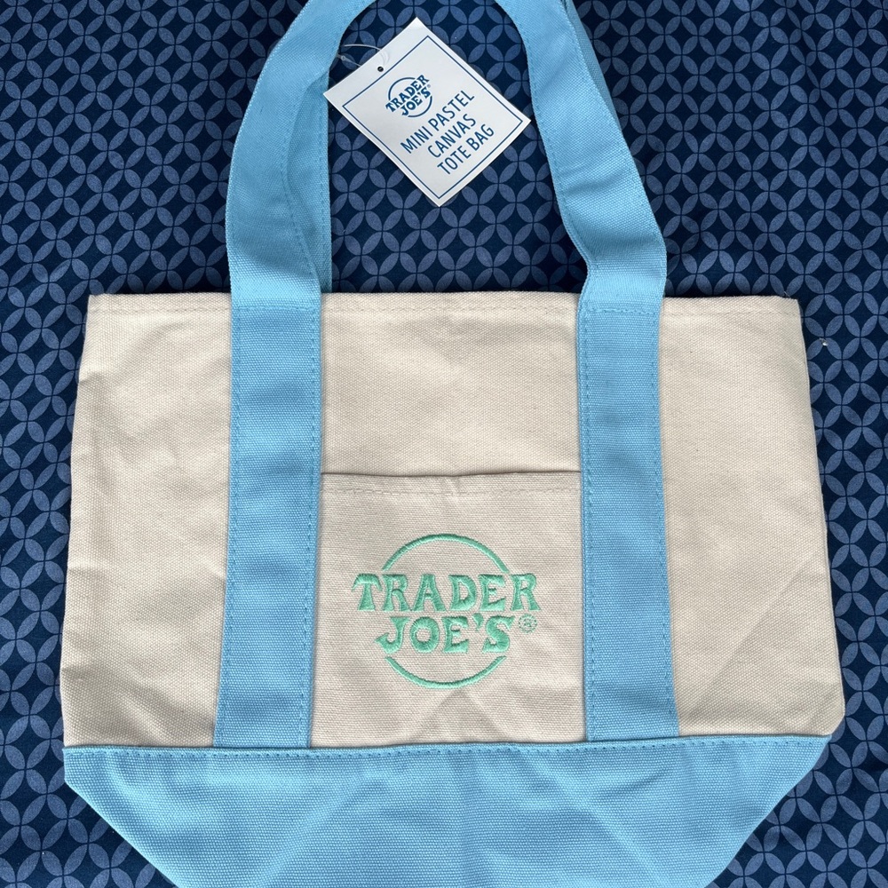 Trader Joe’s Blue and Cream Canvas Tote Bag limited edition beach pastel